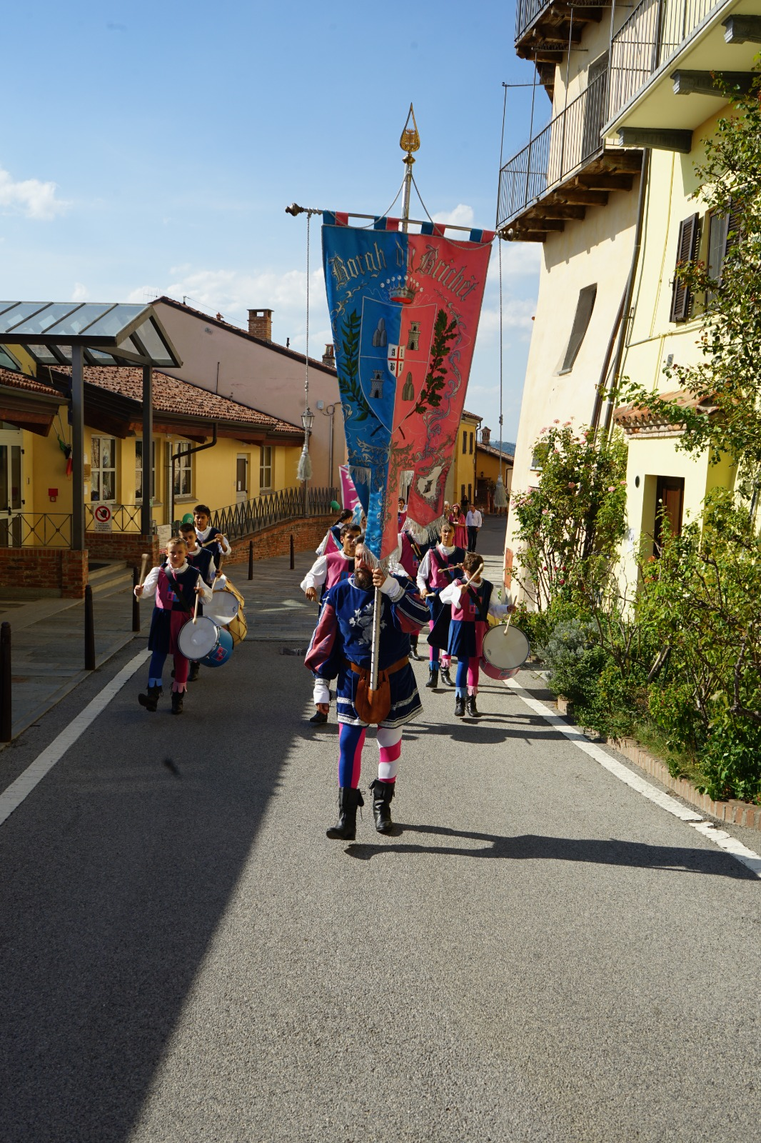 Sfilata sbandieratori e musici