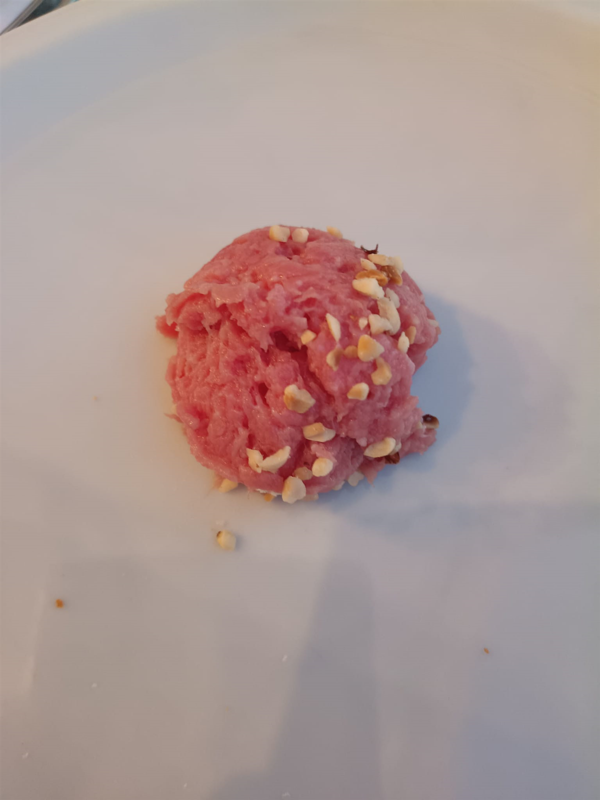 Carne cruda con granella di nocciole